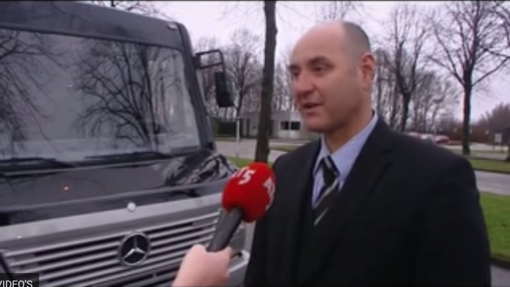 uitvaartbus op AT5
