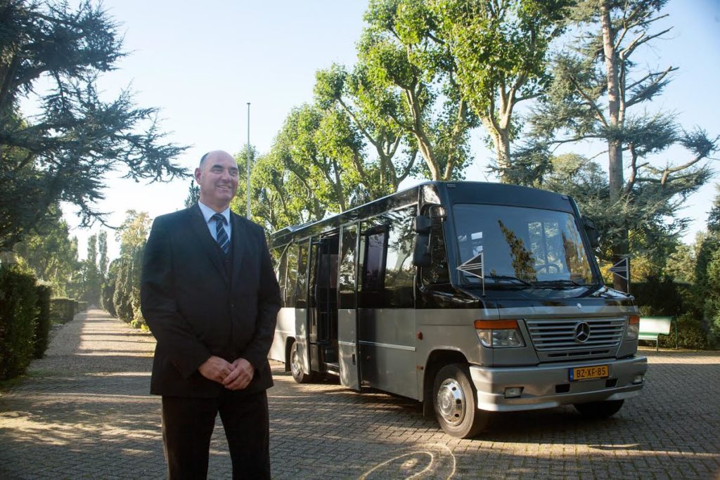 zeven jaar uitvaartbusservice