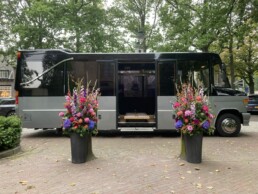 de uitvaartbus sfeervol rondzit